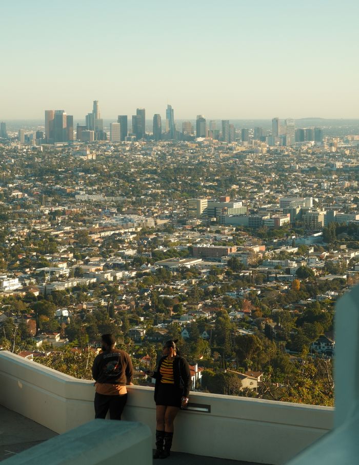 A panoramic view of Los Angeles skyline from Griffith Observatory in daylight.